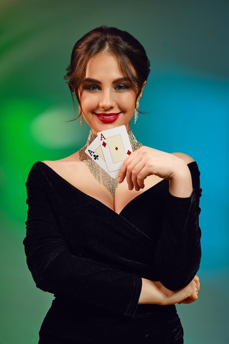 Dealer live baccarat beton99 dengan kartu di studio multi-kamera